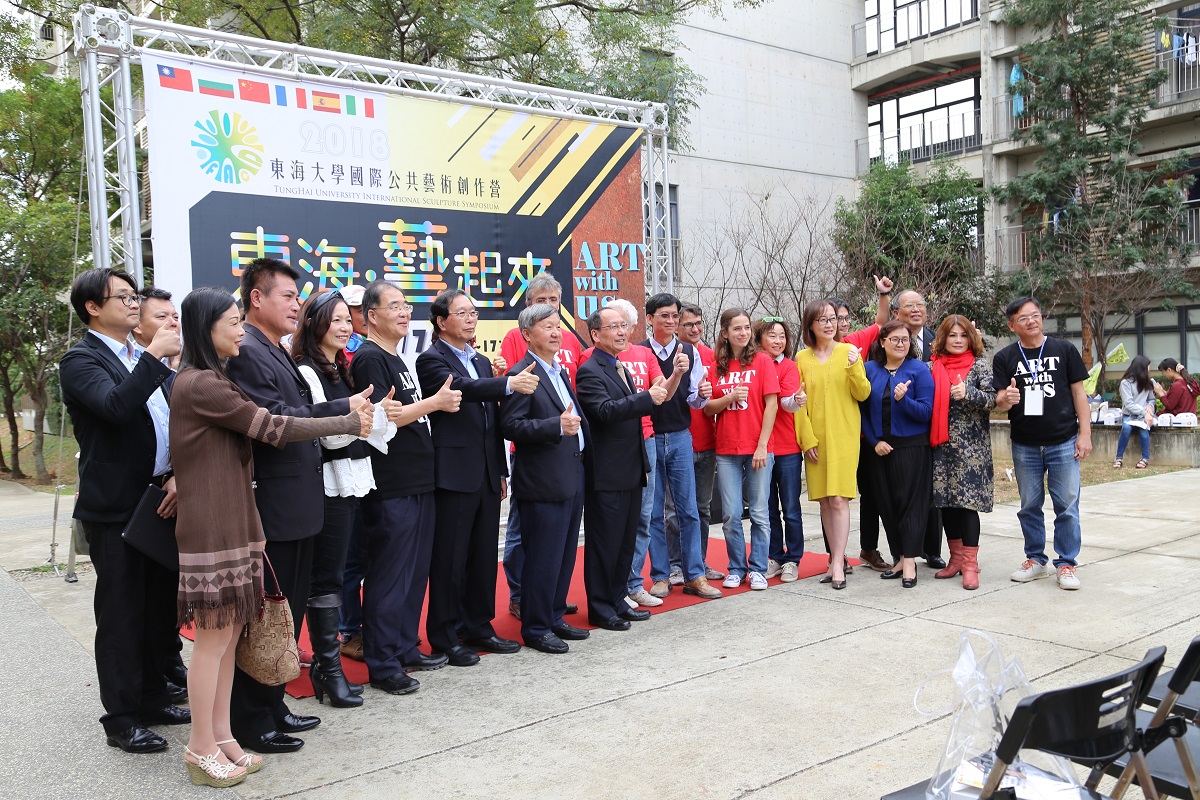 Entrepreneurs, faculty and staff members and students in the opening ceremony